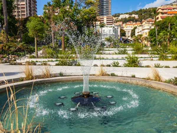 2019年10月13日 摩纳哥蒙特卡洛 阳光明媚的城市景色 典型的带有喷泉的建筑组合 — 图库照片