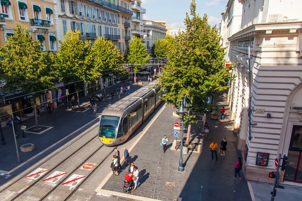 法国尼斯 2019年10月8日 城市景观 现代有轨电车沿着市中心的街道行驶 梅迪金大道 — 图库照片