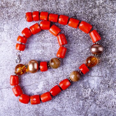 Çeşitli şekillerde damlalardan oluşan güzel mercan boncuklar.