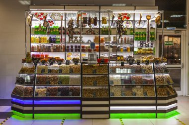 PUSHKINO, RUSSIA, 17 Kasım 2020. Çeşitli organik tatlılar, fındıklar, kurutulmuş meyveler bir tezgahın vitrinine serilir.