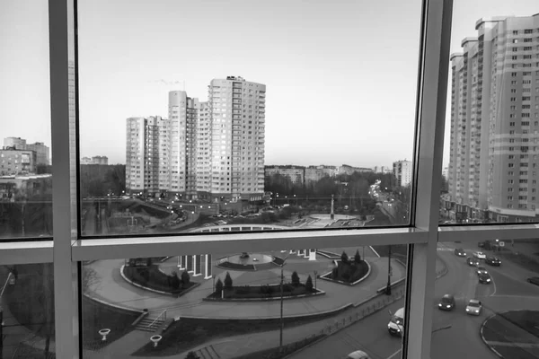 2020年11月17日 ロシアのプシュキノ 大きな窓からの都会の景色から秋の夕日 — ストック写真