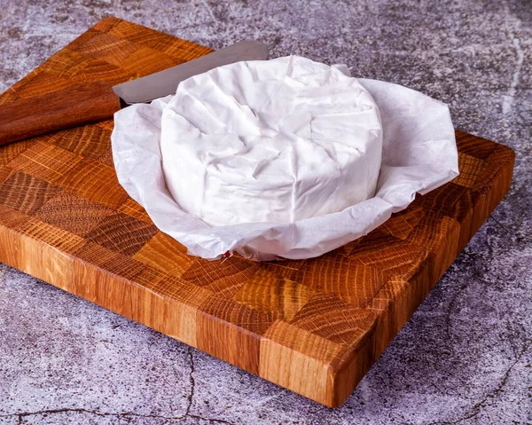 Queso Brie Una Tabla Cortar Madera — Foto de Stock