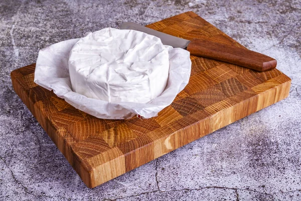 Queso Brie Una Tabla Cortar Madera — Foto de Stock