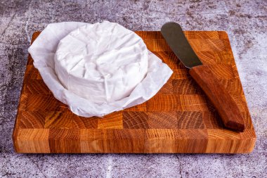 Tahta kesme tahtasındaki Brie peyniri