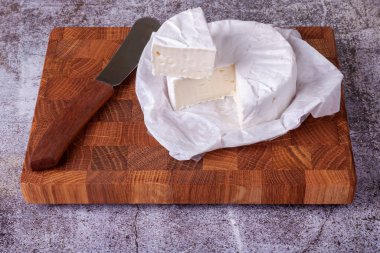 Tahta kesme tahtasındaki Brie peyniri