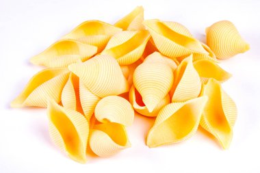 İtalyan makarnası. Masadaki kaba Conchiglie.