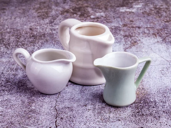 Drei Portionskrüge Für Sahne Oder Milch Auf Dem Tisch — Stockfoto