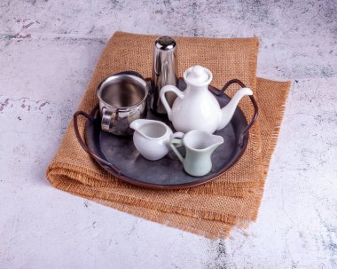 Metal bir kapta farklı türde kahve hazırlamak için ekipman.