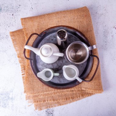 Metal bir kapta farklı türde kahve hazırlamak için ekipman.