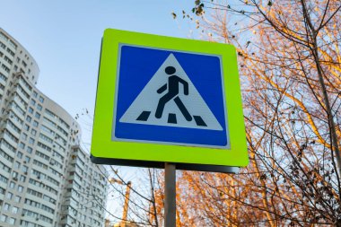 PUSHKINO, RUSSIA, 17 Kasım 2020. Şehir mimarisinin arka planına karşı ulaşım elementleri