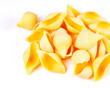 İtalyan makarnası. Masadaki kaba Conchiglie.