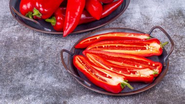 Klasik metal tepside kırmızı biber.