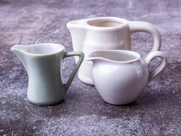 Drei Portionskrüge Für Sahne Oder Milch Auf Dem Tisch — Stockfoto