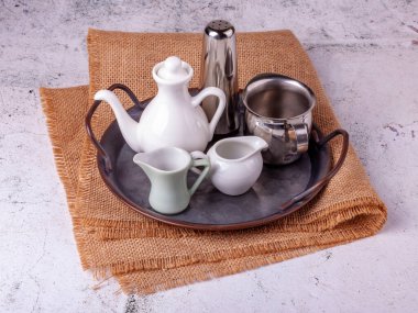 Metal bir kapta farklı türde kahve hazırlamak için ekipman.