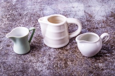 Masadaki süt ve krema için üç porsiyon.