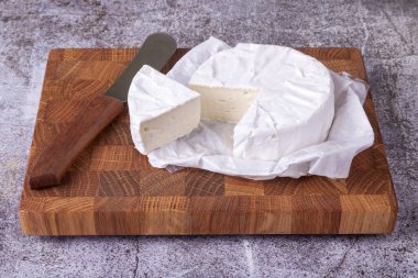 Tahta kesme tahtasındaki Brie peyniri