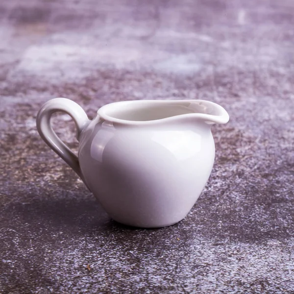 Portionskrug Für Sahne Oder Milch Auf Dem Tisch — Stockfoto