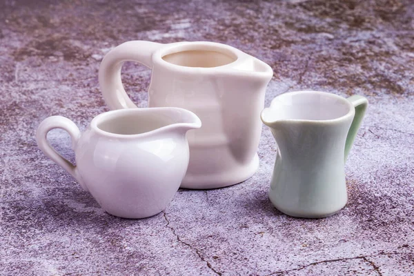 Drei Portionskrüge Für Sahne Oder Milch Auf Dem Tisch — Stockfoto