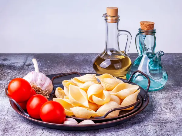 Ingrédients Pour Faire Des Pâtes Italiennes Sur Plateau Vintage Métal — Photo