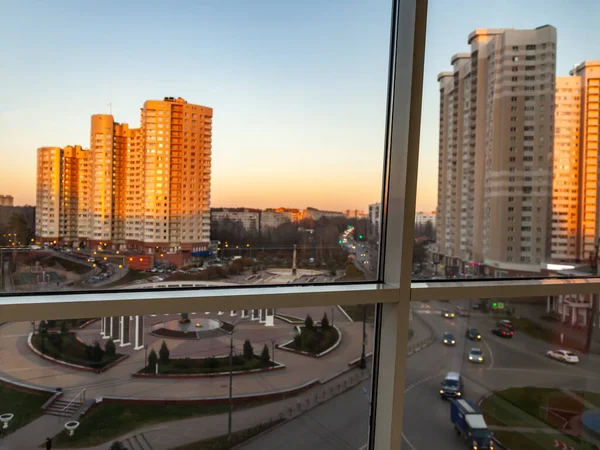 2020年11月17日 ロシアのプシュキノ 秋の夕日のハイポイントからの都市の景色 新しい多階建ての家と兵士たちへの記念碑 — ストック写真