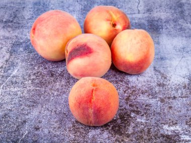 Masada taze şeftaliler