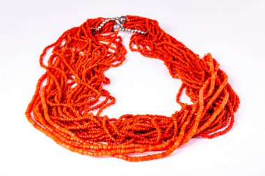 Çeşitli şekillerde damlalardan oluşan güzel mercan boncuklar.