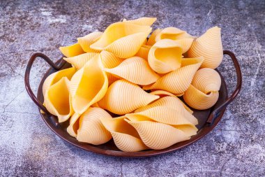 İtalyan makarnası. Kaba Conchiglie metal bir tabakta