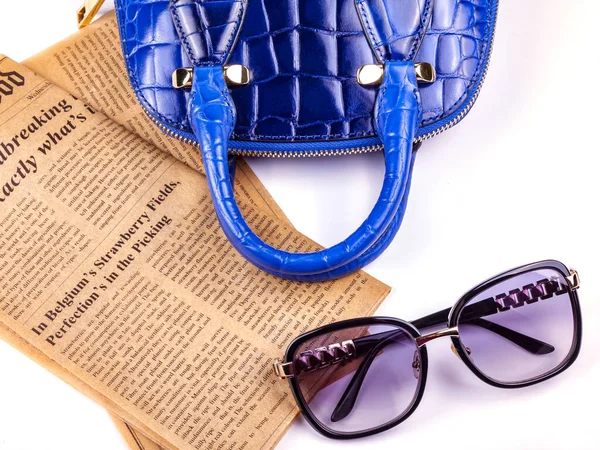 Sonnenbrille Vintage Zeitung Und Handtasche Auf Dem Tisch — Stockfoto