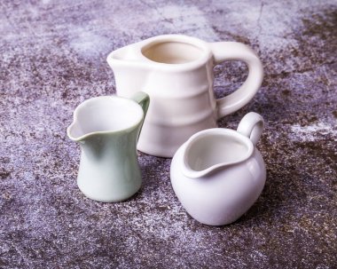 Masadaki süt ve krema için üç porsiyon.