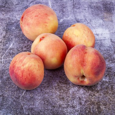 Masada taze şeftaliler