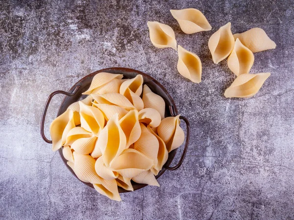 Pâtes Italiennes Conchiglie Brut Sur Plateau Vintage Métal — Photo