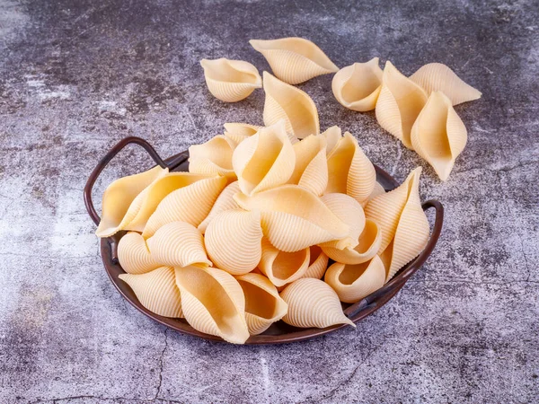 Pâtes Italiennes Conchiglie Brut Sur Plateau Vintage Métal — Photo