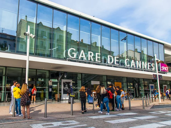 Cannes Frankrijk Oktober 2019 Bouw Van Het Station Talrijke Passagiers — Stockfoto