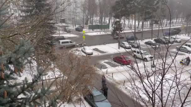 2020年12月20日 俄罗斯普希金诺 从白雪覆盖的街道和住宅区的停车场的窗口观看 Snowing — 图库视频影像