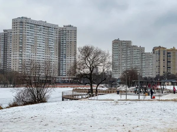 Pushkino Rusland December 2020 Winterstadsgezicht Woningbouw Aan Rivierkust Van Serebryanka — Stockfoto