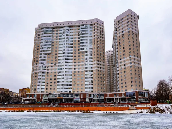 Pushkino Rusland December 2020 Winterstadsgezicht Woningbouw Aan Rivierkust Van Serebryanka — Stockfoto