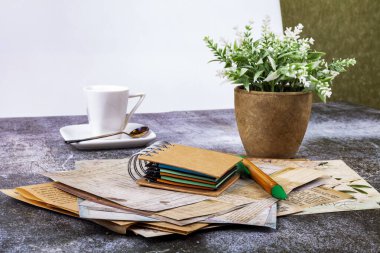 Eski gazete ve beyaz porselen kahve fincanı bir kafede masanın üstünde.