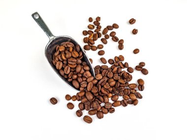 Kahve tohumları beyaz bir masaya saçılmış.