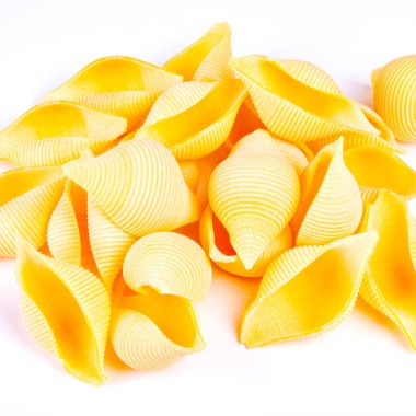 İtalyan makarnası. Masadaki kaba Conchiglie.