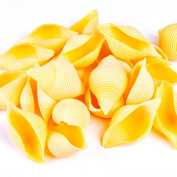 İtalyan makarnası. Masadaki kaba Conchiglie.