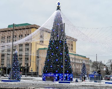 Moskova, Rusya, 26 Aralık 2020. Kış şehir manzarası. Lubyanka Meydanı 'nın gökyüzü Yeni Yıl dekorasyonu