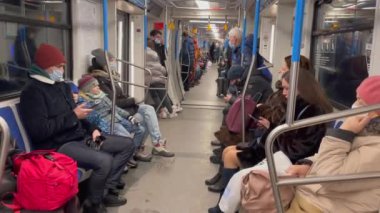 Moskova, Rusya 26 Aralık 2020. Metrodaki yolcular
