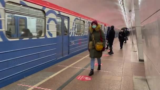 Moskva, Ryssland 26 december 2020. Ett tunnelbanetåg närmar sig och avgår från plattformen. Passagerare kliver av bilarna — Stockvideo