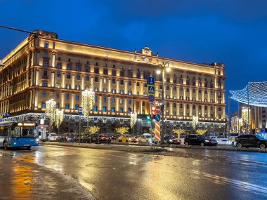 Moskova, Rusya, 26 Aralık 2020. Kış şehir manzarası. Lubyanka Meydanı 'nın gökyüzü Yeni Yıl dekorasyonu