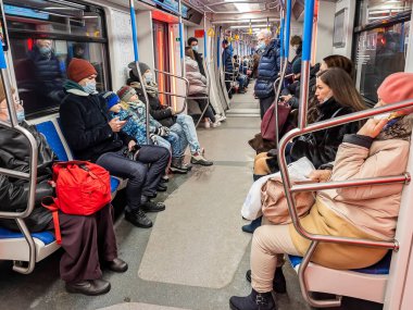 Moskova, Rusya 26 Aralık 2020. Metrodaki yolcular