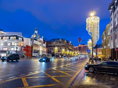 Moskova, Rusya, 26 Aralık 2020. Kış şehir manzarası. Lubyanka Meydanı 'nın gökyüzü Yeni Yıl dekorasyonu