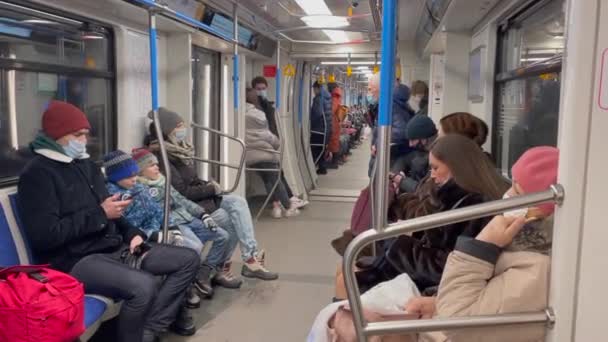 Moscou, Rússia 26 de dezembro de 2020. Passageiros num comboio de metro — Vídeo de Stock