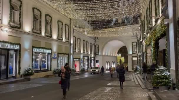 MOSKVA, RUSKO, 26. prosince2020. Tretyakovsky Drive - jedna z tradičních nákupních ulic města ve slavnostní novoroční výzdobě — Stock video