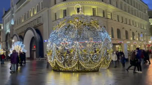 Mosca, Russia, 26 dicembre 2020. Paesaggio urbano invernale. Skyline di piazza Lubyanka in decorazione di anno nuovo festivo — Video Stock