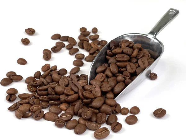 Nasiona Kawy Rozrzucone Białym Stole — Zdjęcie stockowe